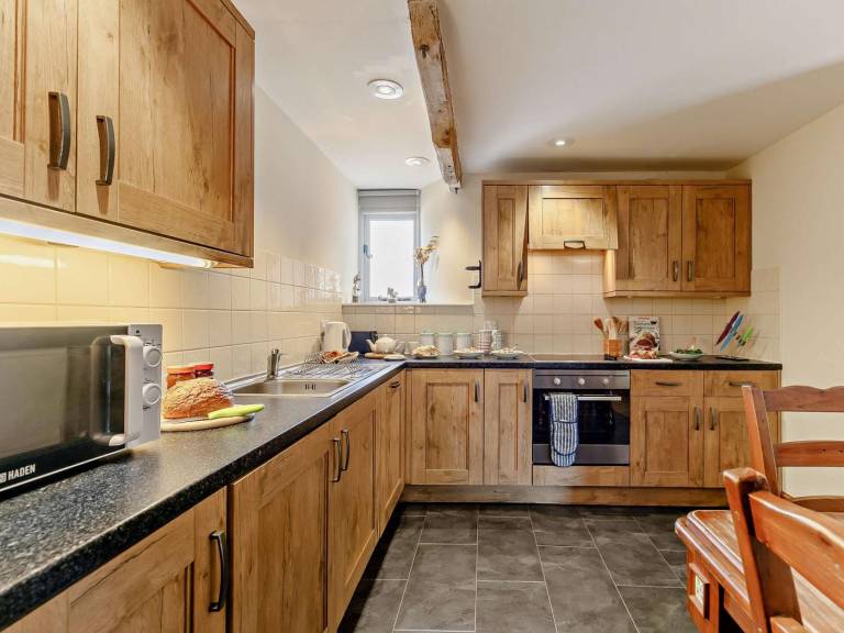 Fully equipped lovely cottage with barbecue, yard & patio | Pets allowed — photo 3