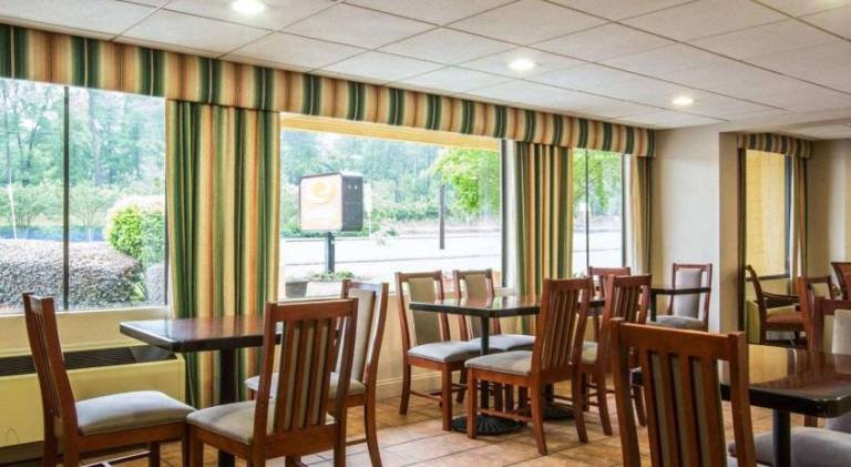 Econo Lodge Inn & Suites Columbus near Fort Benning — photo 3