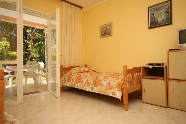 Charming apartment with patio, hot tub & grill | Pets allowed — photo 3