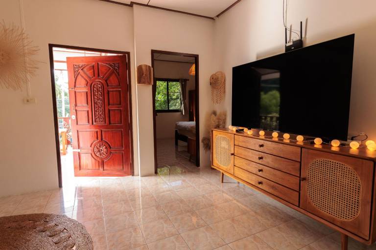 House with yard & patio | Beach nearby | Suitable for remote work | Pets allowed — photo 4