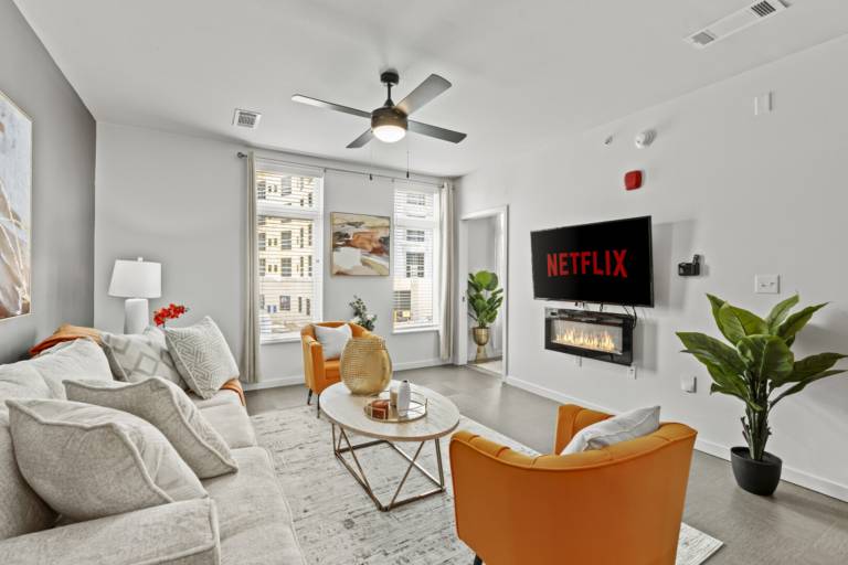 Apartment with pool — photo 5