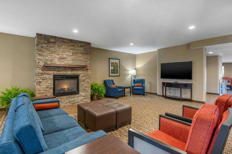 Comfort Suites Cedar Falls Industrial Park — photo 3
