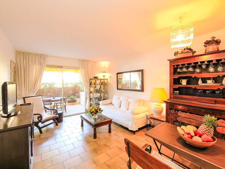 Apartment with terrace, garden & pool — photo 3