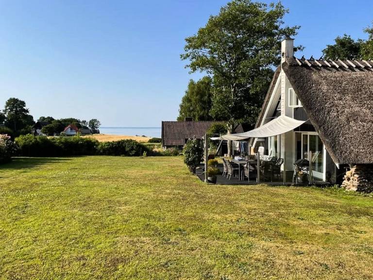 Children-friendly charming vacation home with patio, BBQ & garden | Water view | Perfect for remote work | Dogs allowed in Middelfart
