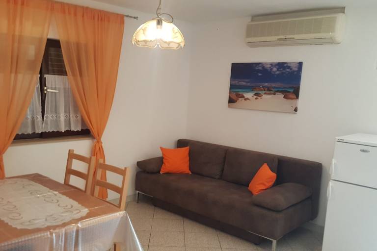 Fully equipped holiday apartment with barbecue, terrace & yard | Beach nearby | Pets are welcome in Supetar