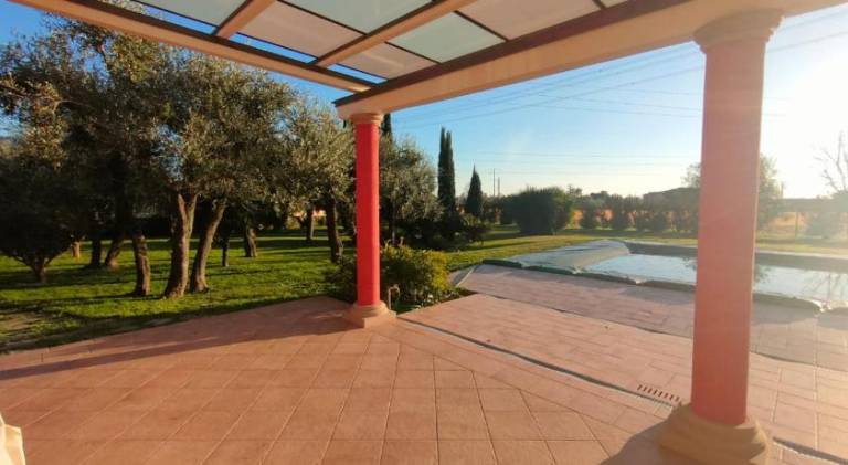 Villa with pool — photo 4