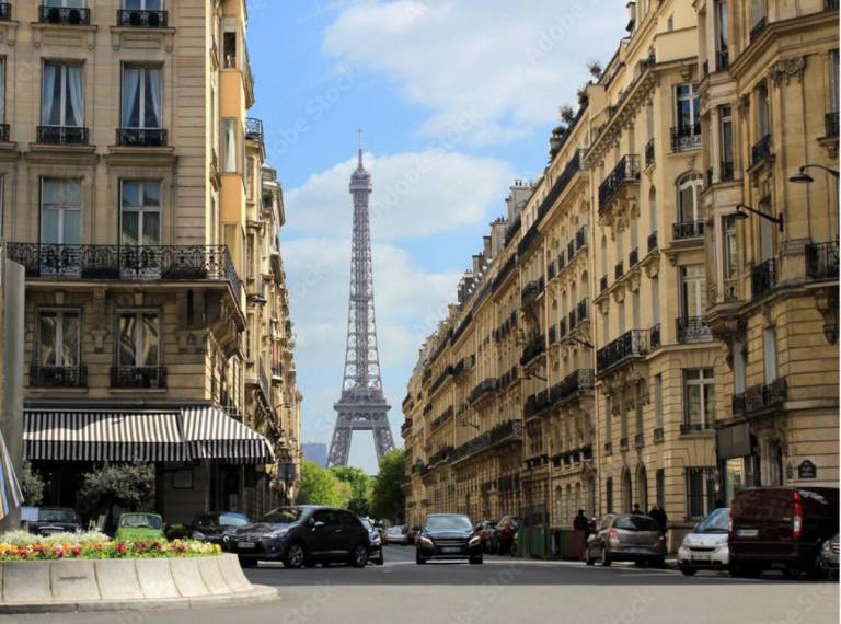 Trocadéro - Tour Eiffel in Nanterre