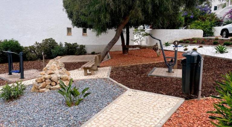 House with patio & yard — photo 2