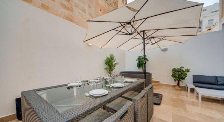 New 3BDR Luxury Seaside Home with Heated Jacuzzi - Best Location in Sliema — photo 4