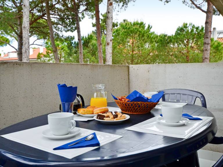 Holiday apartment with pool & yard — photo 4