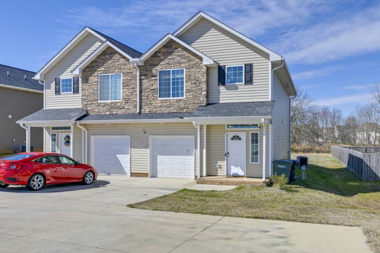 6 Mi to PNC Music Pavilion: Concord Townhome — photo 3