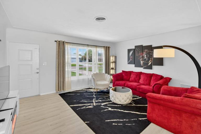 3 BD w Heated Pool & Office/Gym 8 Min to Beach Family and Pet Friendly — photo 2