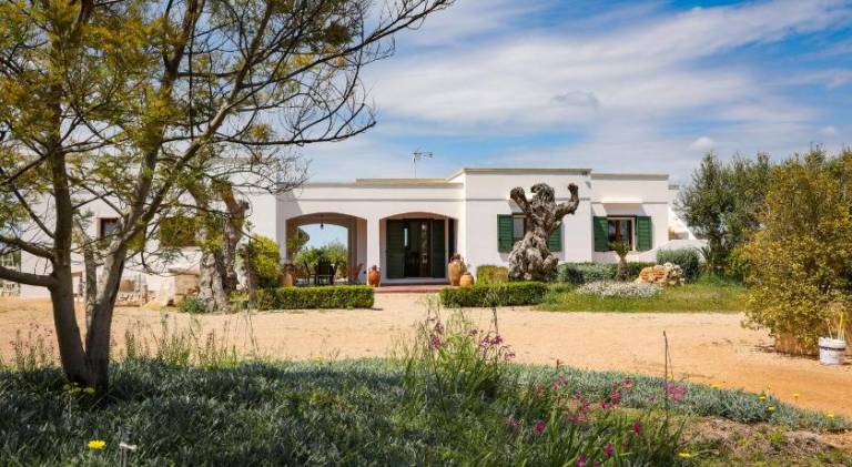 House with hot tub in Patu