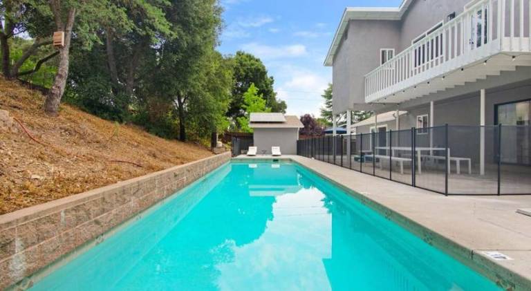 Vacation home with hot tub & pool — photo 5