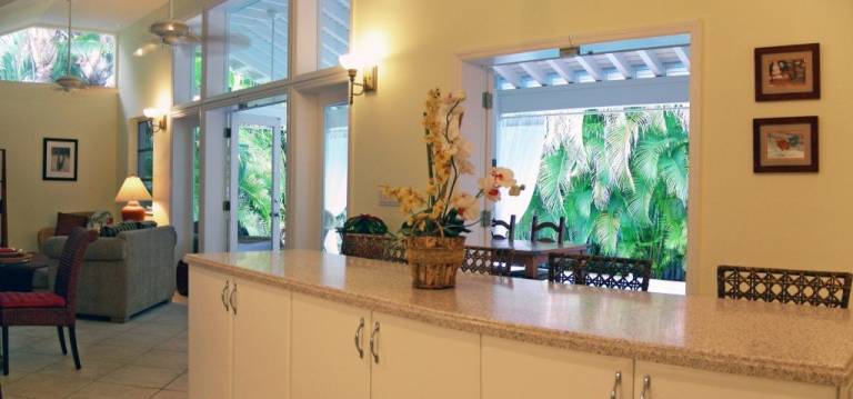 Vacation home with BBQ, patio & private pool | Close to West Martello Tower — photo 5