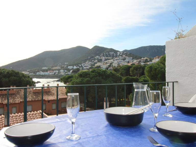Cozy Apartment 100m from Beach with Private Garage in Llanca