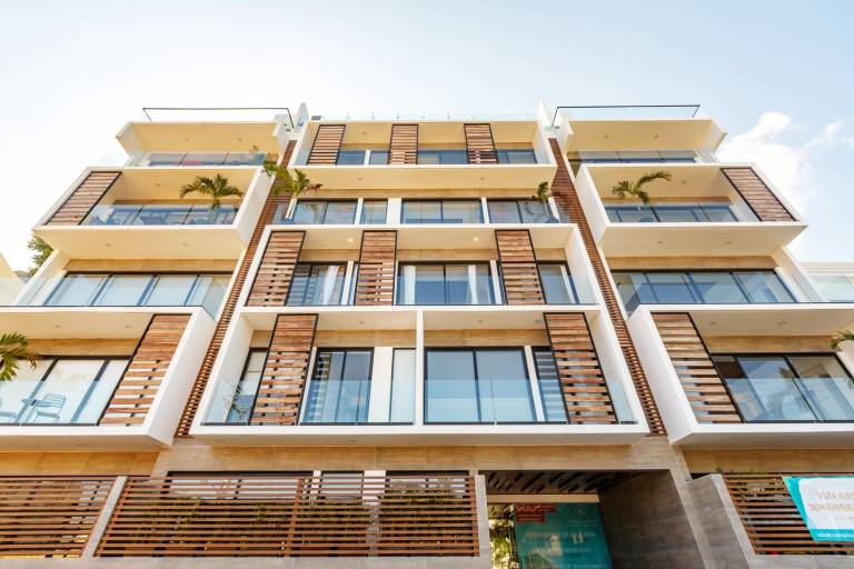 Bright and nice 3 Beds close to 5th