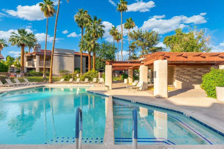 Central 2BR Condo Near Golf Shopping & Nightlife