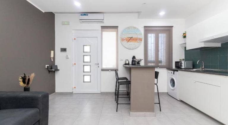 Apartment with jacuzzi — photo 3