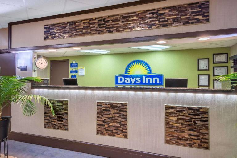 Days Inn by Wyndham Knoxville East — photo 4