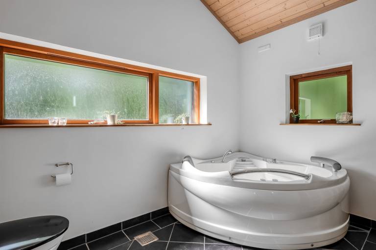 Fully equipped spacious vacation home with hot tub & patio | Pets are welcome — photo 5