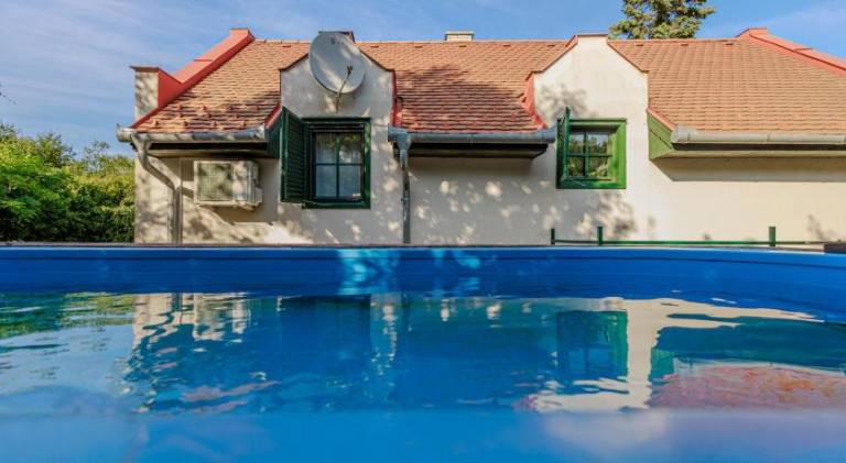 Vacation home with pool — photo 3