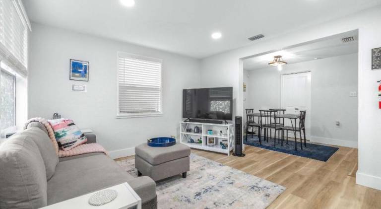 House with 2 rooms for 6 persons in Tampa, FL