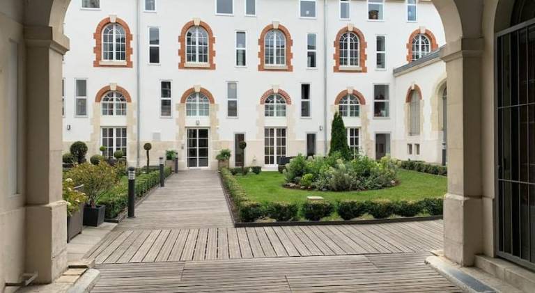 Apartment with patio & garden in Bezannes