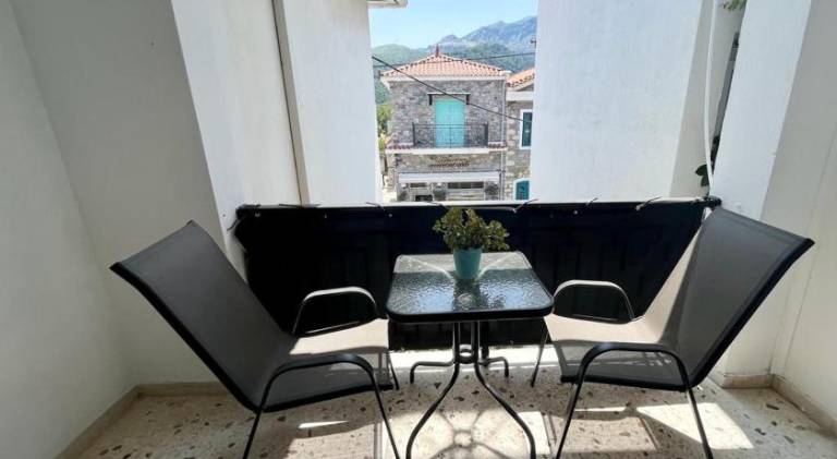 Rental apartment with patio — photo 4