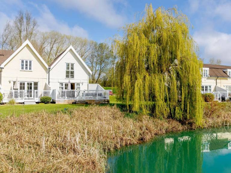 Lodge | Water view in Cirencester