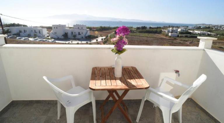 Holiday apartment with yard & patio — photo 4