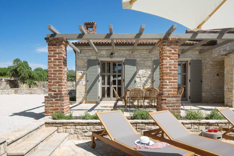 Villa with patio, BBQ & private pool — photo 2