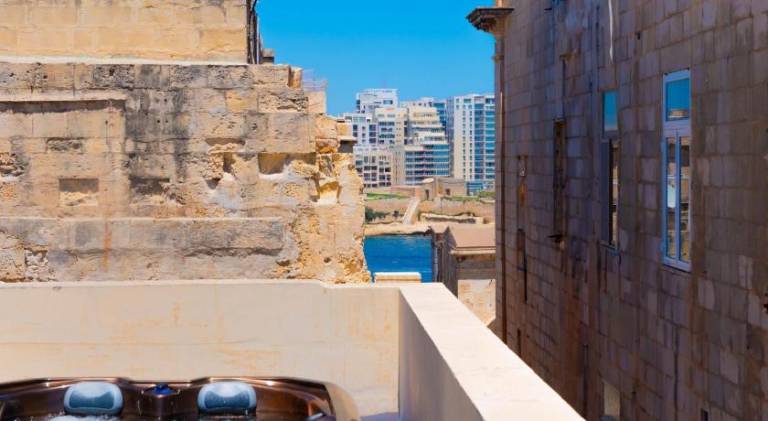 Exquisite 3-bedroom Duplex Penthouse with Jacuzzi in Valletta Centre — photo 5