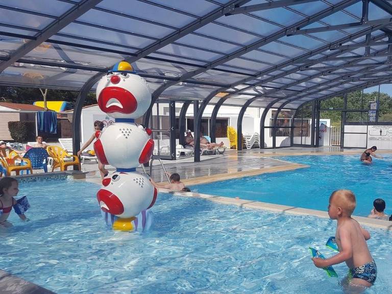 Family-oriented mobile home with heated pool & patio | Beach nearby | Pet-friendly — photo 3