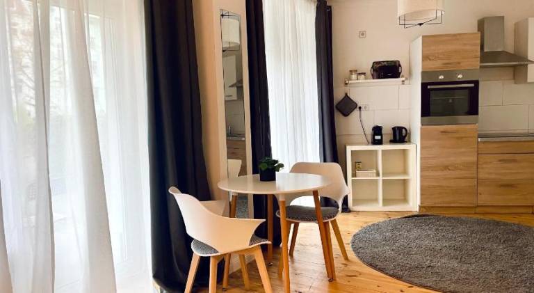 Serviced apartment with patio & garden — photo 4