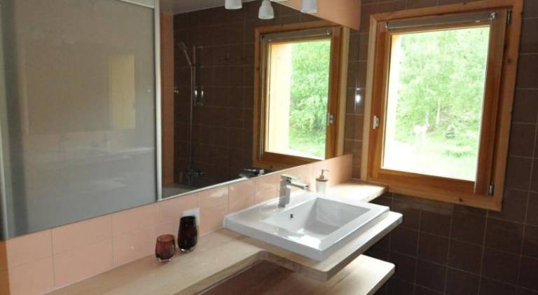 Chalet with hot tub, terrace & yard — photo 2