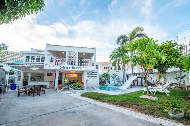 Villa with pool, terrace & barbeque | Next to the beach | Good for workation | Pets allowed in Pattaya