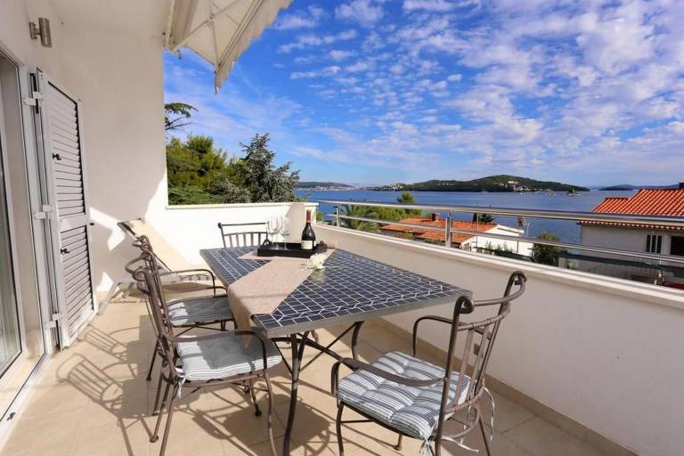 Rental apartment with barbecue & terrace | Sea view | Beach nearby | Pet-friendly in Seget