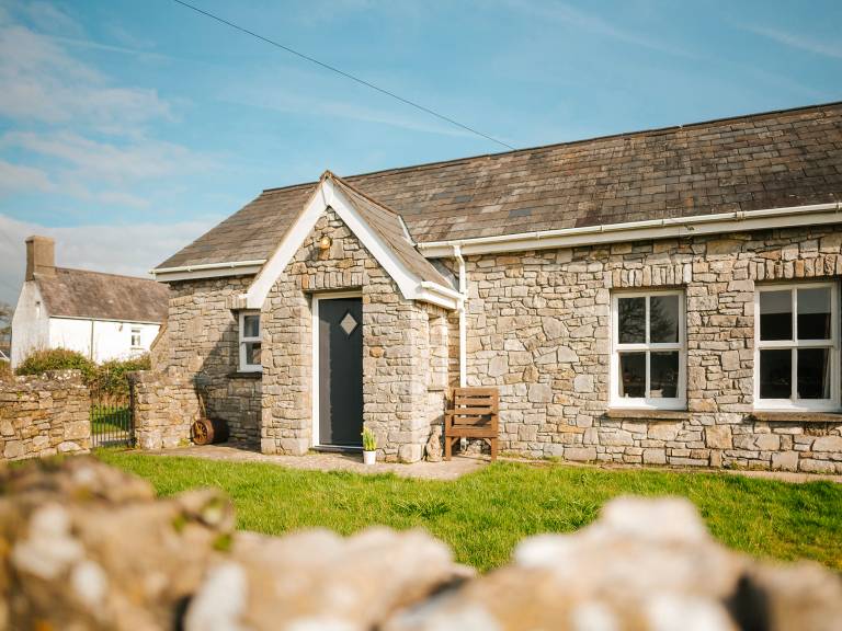 Child-friendly cottage with yard | Pet-friendly in Swansea