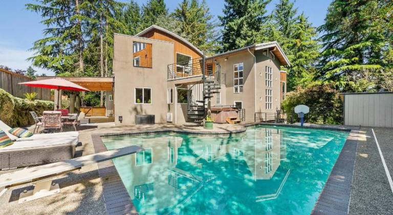 Vacation home with hot tub & pool — photo 4