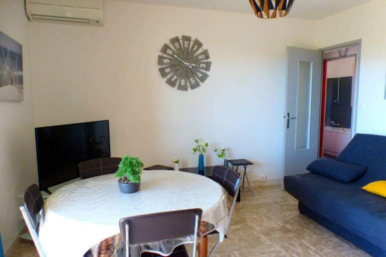 Bright apartment of 44 m² with a nice balcony — photo 3