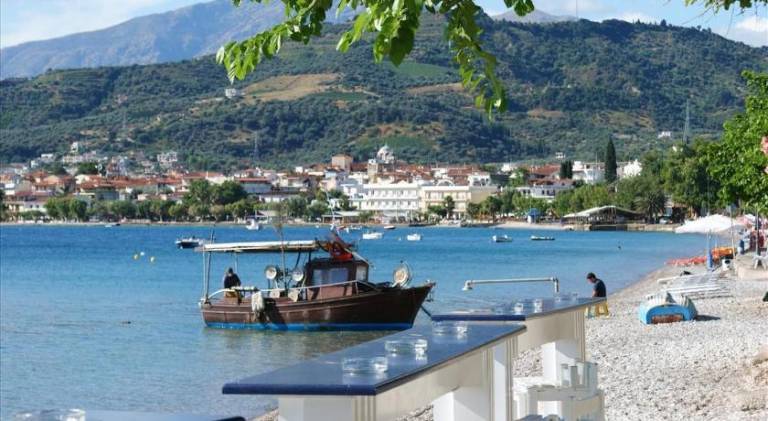 Apartment with terrace | Dogs allowed in Aigialeia