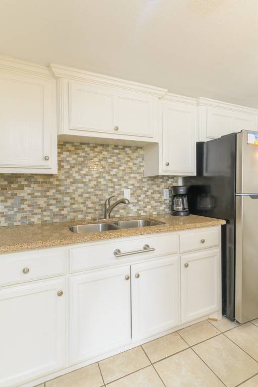 Condo with barbecue & heated pool — photo 5