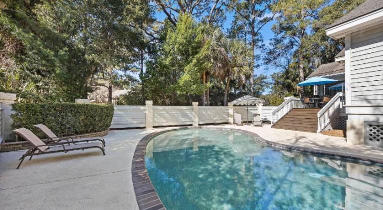 Vacation home with pool — photo 4