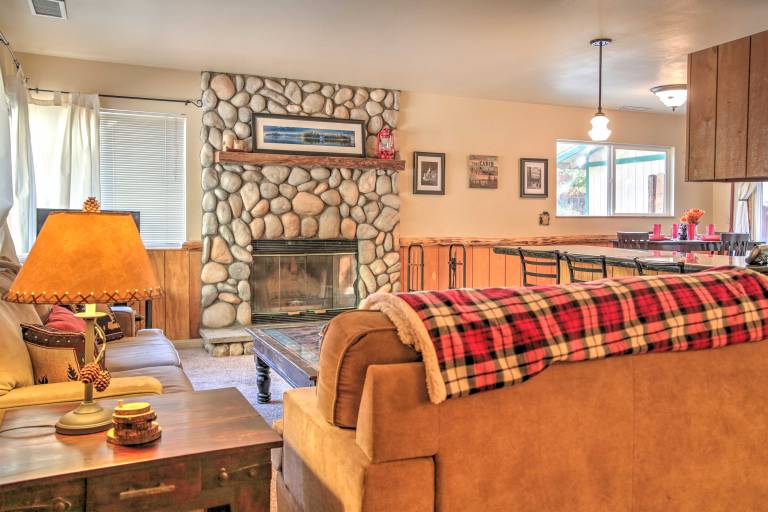 Serene Cabin w/ Hot Tub < 1 Mi to Bear Mountain! — photo 3