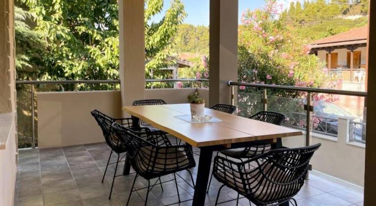 Vacation home with yard & patio — photo 2