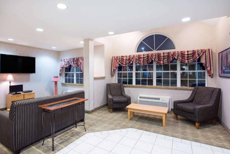 Microtel Inn & Suites by Wyndham Plattsburgh — photo 4