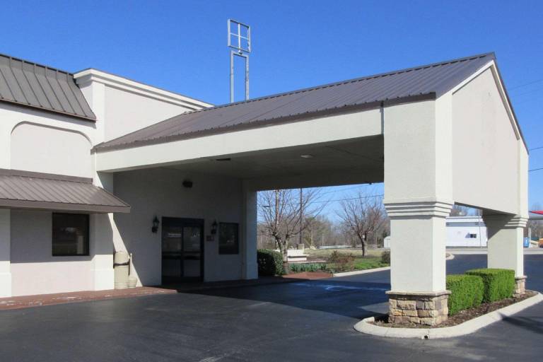 Super 8 by Wyndham Manchester TN in Manchester, TN