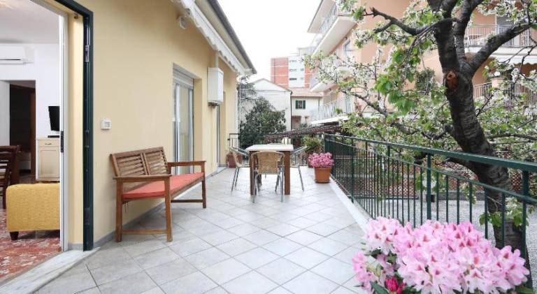 Holiday apartment with patio & garden — photo 2