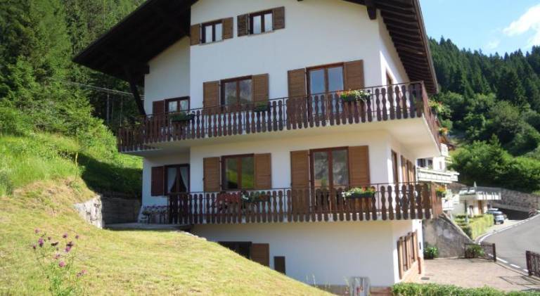 Rental apartment with garden & patio in Molveno
